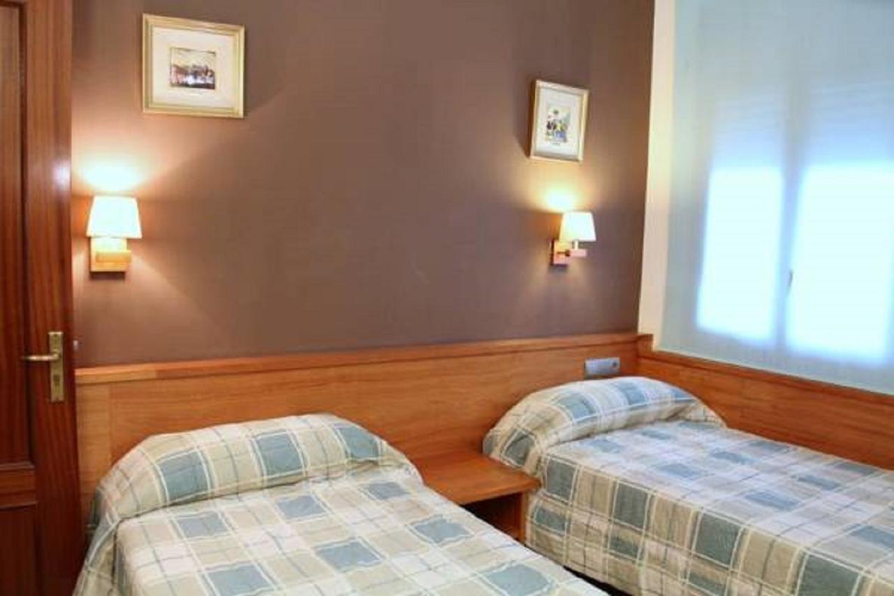 Hostal Fonda Galicia Cardedeu Exterior photo