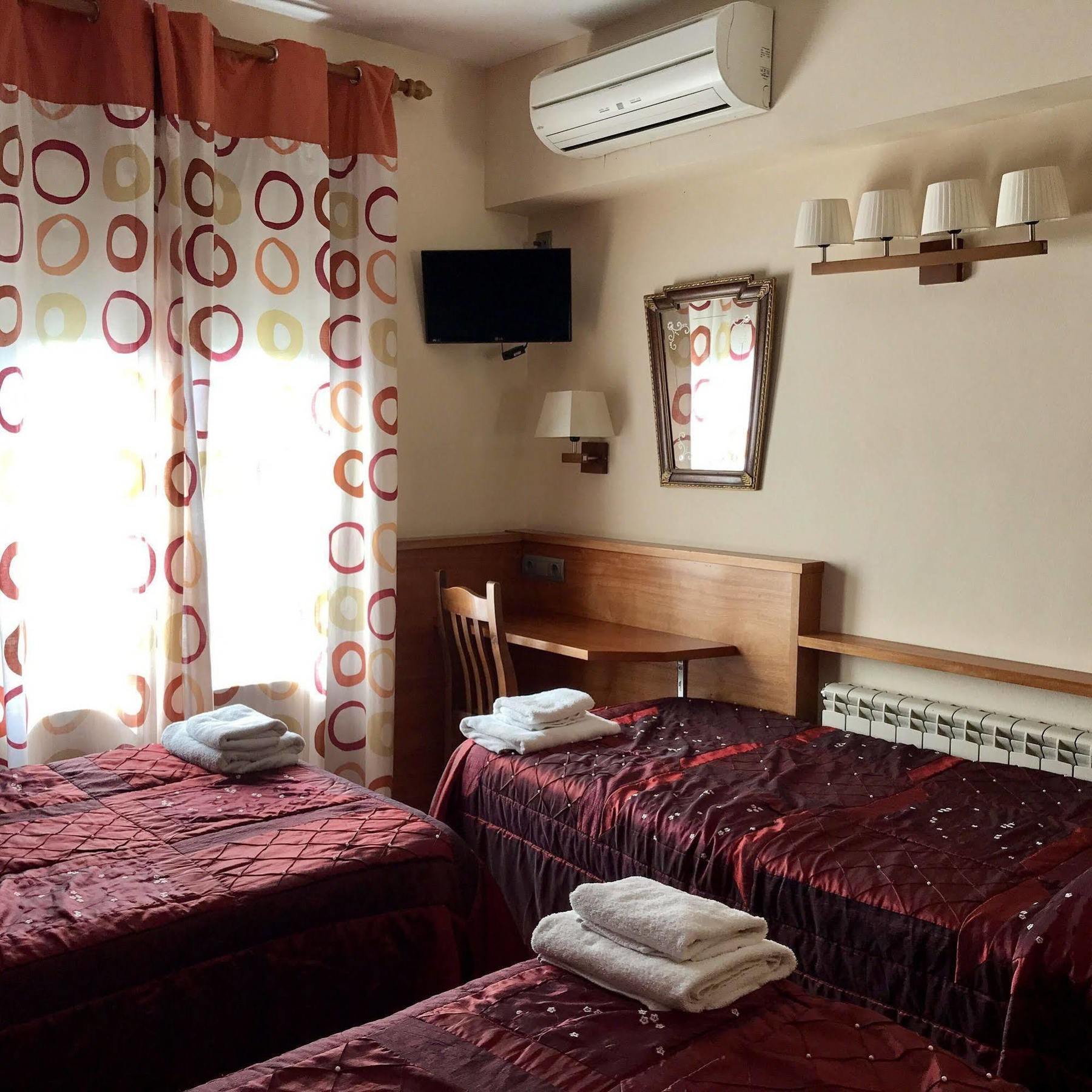 Hostal Fonda Galicia Cardedeu Exterior photo